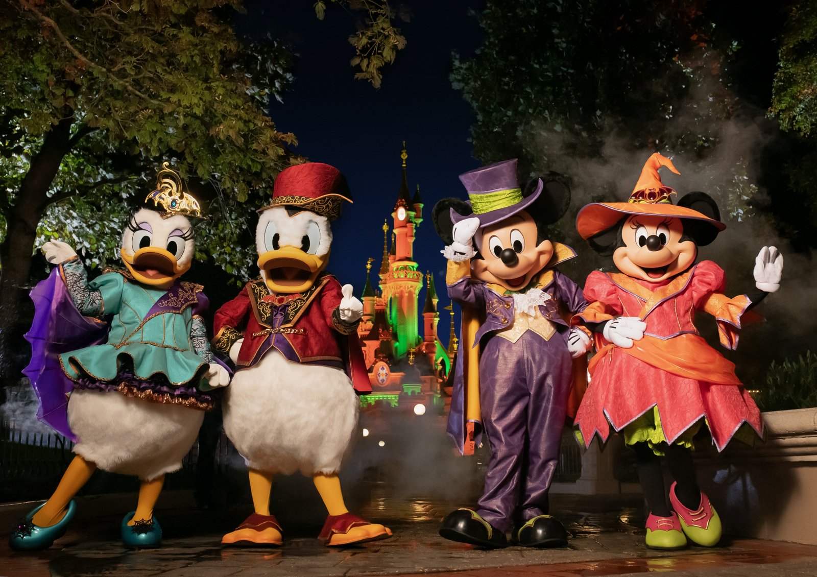 Mickey en comte mystique et Minnie en petite sorcière à l'entrée du parc