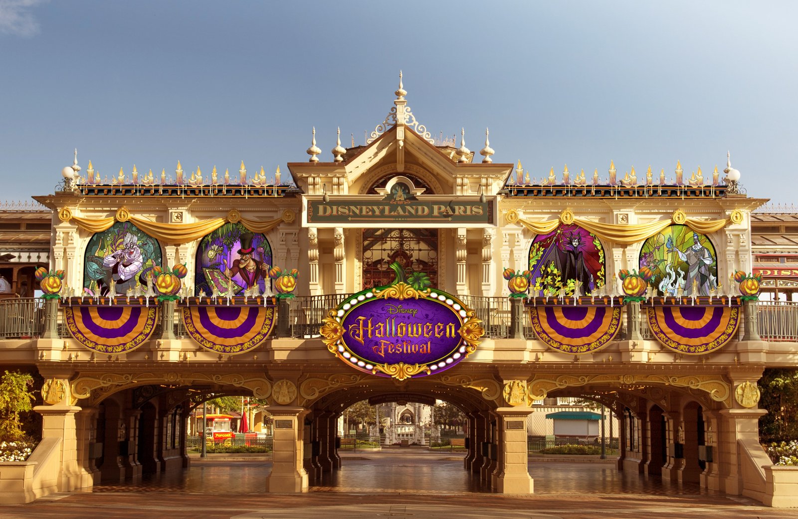 Main Street, U.S.A. décorée de citrouilles sculptées et de guirlandes victoriennes