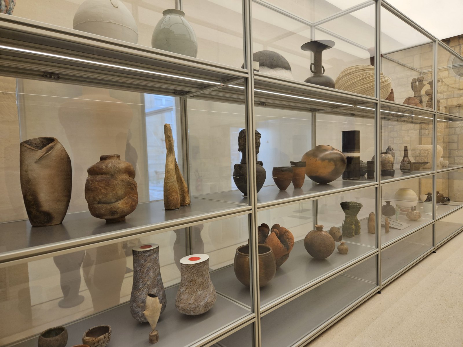 Vitrines et mobilier dans les collections du MADD