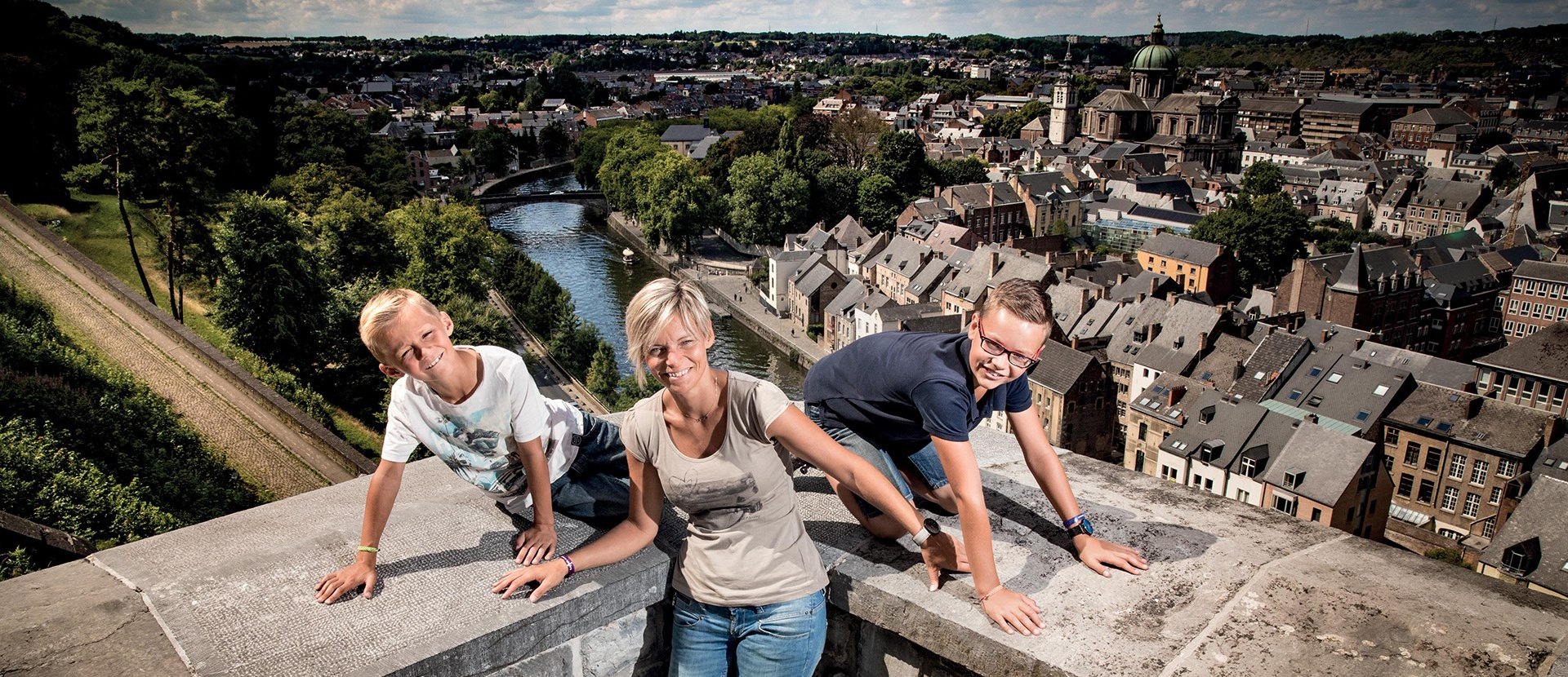 Les remparts et bastions de la Citadelle de Namur dominant la ville