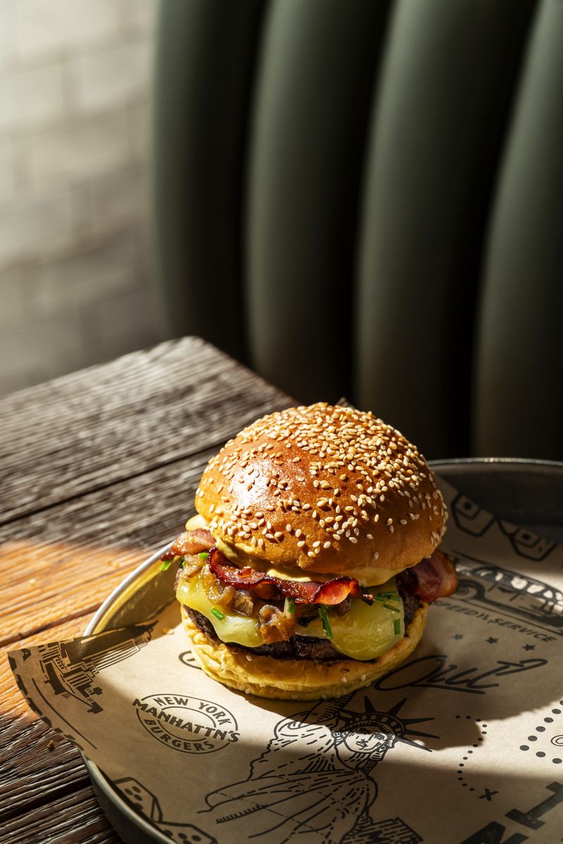 Le Paname Burger au reblochon, sur une table en bois