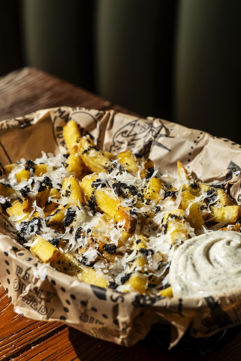 Une corbeille de frites à la truffe et au parmesan